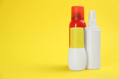 Sarı arka planda farklı böcek kovucuları var. Metin için boşluk