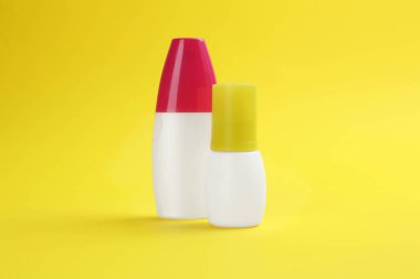 Sarı arkaplanda farklı böcek kovucuları kümesi