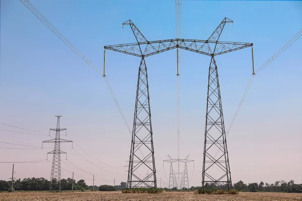 Torres Alta Tensão Com Linhas Energia Transmissão Eletricidade Campo Dia — Fotografia de Stock