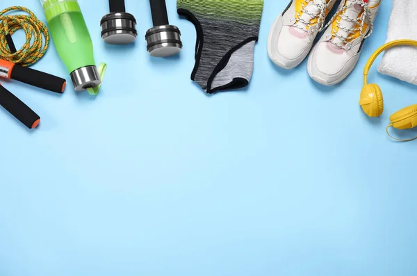 Sportkleding Uitrusting Lichtblauwe Achtergrond Vlakke Lay Ruimte Voor Tekst — Stockfoto