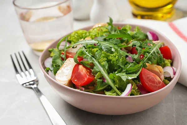 Köstlicher Salat Mit Huhn Rucola Und Tomaten Auf Hellem Tisch — Stockfoto