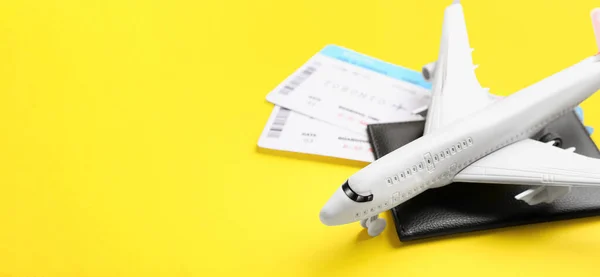Avião Brinquedo Passaporte Com Bilhetes Fundo Amarelo Close Espaço Para — Fotografia de Stock