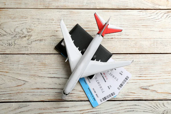 Παιχνίδι Αεροπλάνο Και Διαβατήριο Εισιτήρια Λευκό Ξύλινο Φόντο Επίπεδη Lay — Φωτογραφία Αρχείου