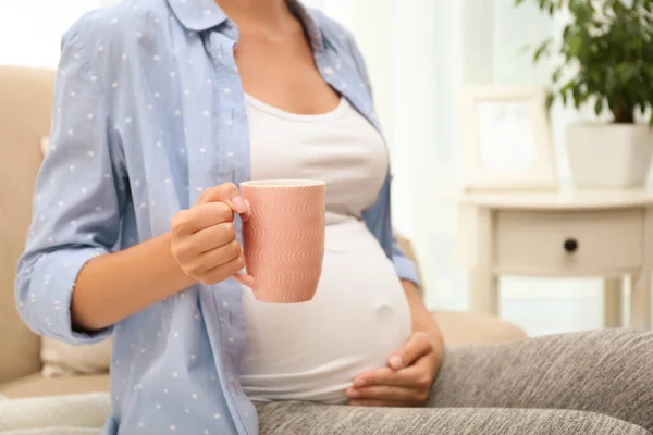 Zwangere Vrouw Die Thuis Thee Drinkt Close — Stockfoto