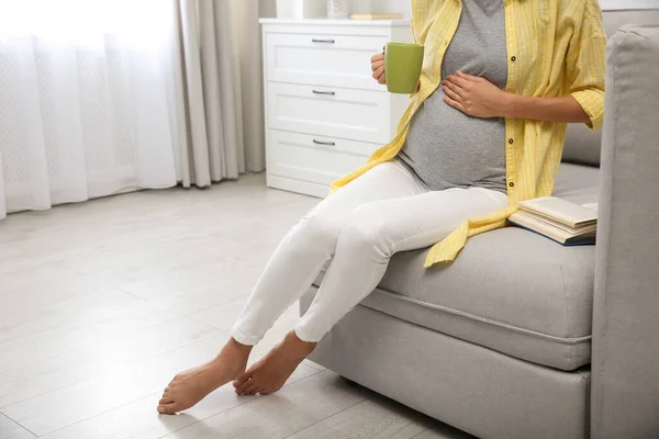 Bella Donna Incinta Che Beve Casa Primo Piano — Foto Stock