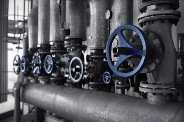 Modern tahıl ambarında pompalama vanaları, yakın görünüm