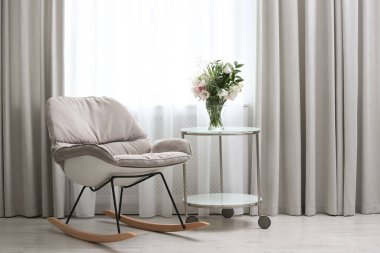 Penceresinde güzel perdeler olan modern oturma odası.