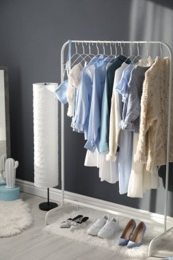 İçerde şık kadın kıyafetleriyle doldur. İç tasarım