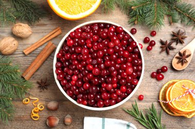 Düz kompozisyon ve taze kızılcıklar ahşap masada duruyordu.