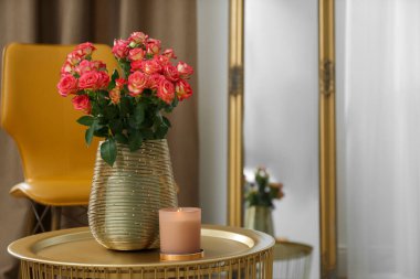 Bir buket güzel gül ve yanan mum. Kapalı bir masa, yazı için yer. İç elementler