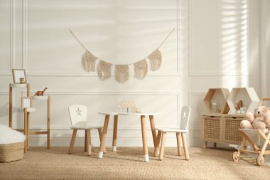 Moda mobilya ve aksesuarlarla dolu modern çocuk odası.