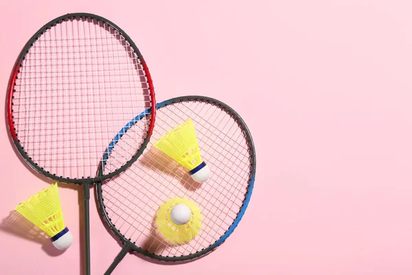 Badminton Rackets Shuttlecocks Roze Achtergrond Plat Gelegd Ruimte Voor Tekst — Stockfoto