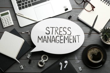 Siyah ahşap masadaki Stres Yönetimi ifadesiyle konuşma baloncuğu ışık kutusunun düz konumu