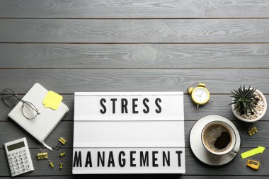 Siyah ahşap masanın üzerinde 