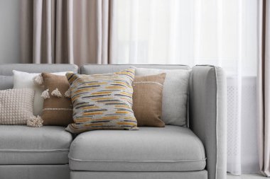 Modern oturma odasında yastıklı kanepe