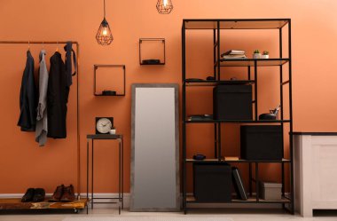 Şık bir odada zarif bir ayna. İç tasarım