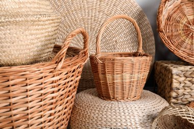 Arka plan olarak doğal malzemeden yapılmış birçok hasır sepet, yakın plan.