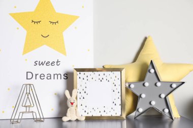 Sevimli çocuk odasının içerisindeki elementlerle beste yapmak hafif arka planda