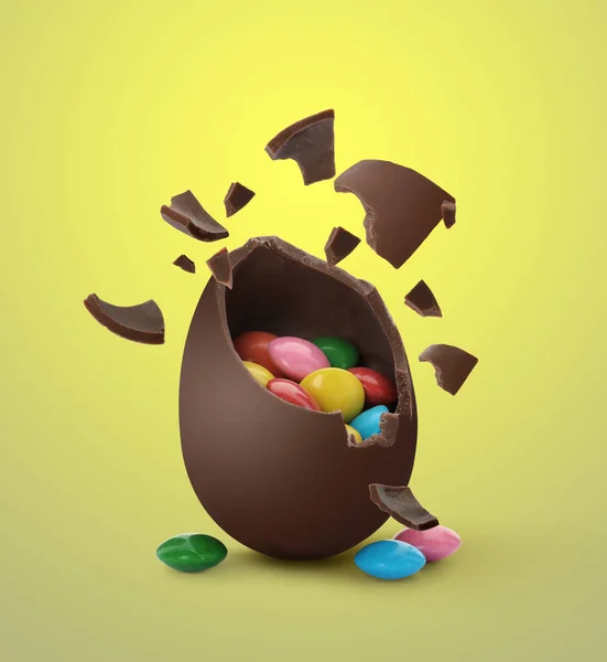 黄底糖果碎巧克力蛋 — 图库照片