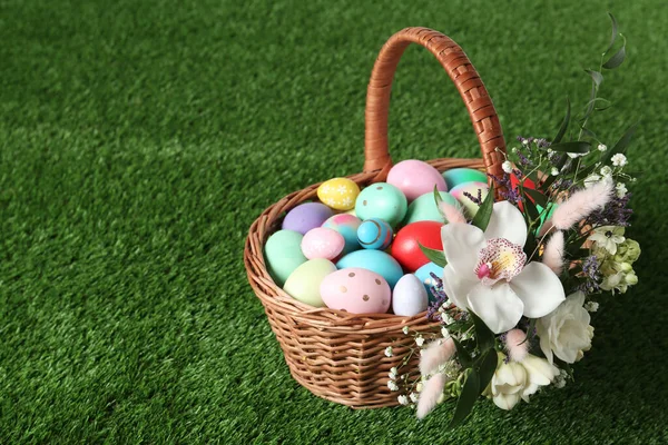 Cesta Mimbre Con Huevos Pascua Hermosas Flores Sobre Hierba Verde —  Fotos de Stock