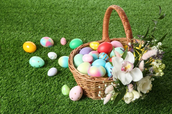 Cesta Mimbre Con Huevos Pascua Hermosas Flores Sobre Hierba Verde —  Fotos de Stock