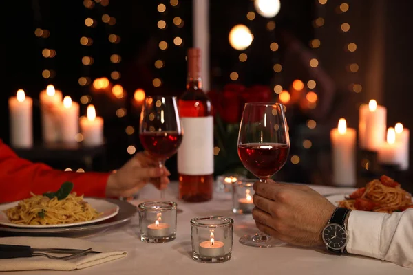 Paar Beim Romantischen Abendessen Restaurant Nahaufnahme — Stockfoto