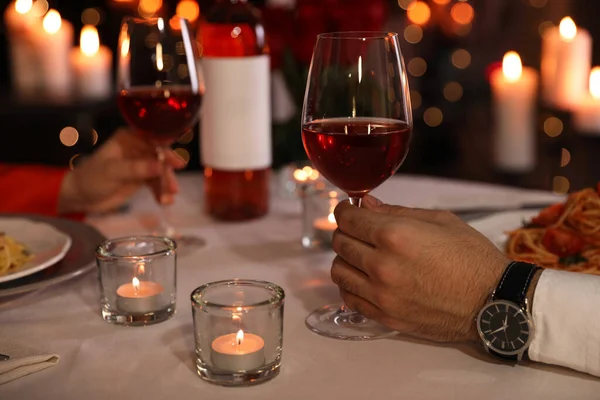 Paar Beim Romantischen Abendessen Restaurant Nahaufnahme — Stockfoto