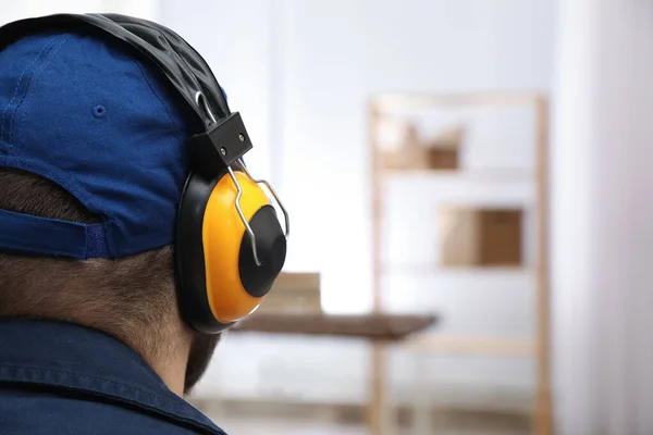 Trabajador Con Auriculares Seguridad Interior Primer Plano Dispositivo Protección Auditiva —  Fotos de Stock