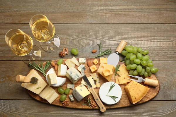 Flat Lay Composition Different Sorts Cheese Knives Wooden Table — Stock Photo, Image