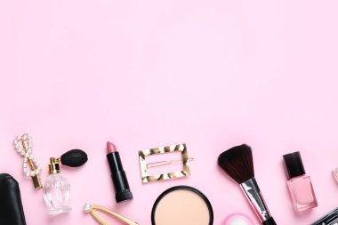 Makyaj fırçaları ve pembe arka planda kozmetik ürünleri, düz yatak. Metin için boşluk