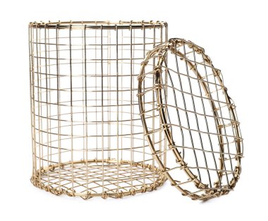 Beyaz arka planda kapaklı metal sepet