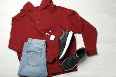 Hafif arka planda şık spor ayakkabıları olan düz konum