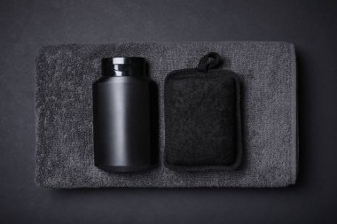 Erkekler banyo seti siyah arkaplan, üst görünüm