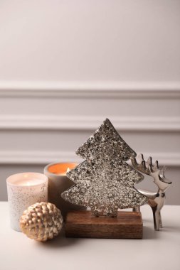 Dekoratif Noel ağacıyla kompozisyon ve açık masa üzerinde ren geyiği, metin için boşluk