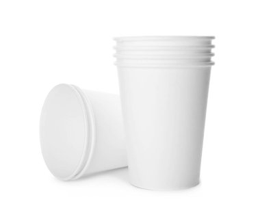 Beyaza izole edilmiş basit temiz kağıt kahve fincanları.