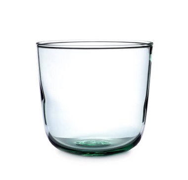 Beyaz üzerine izole edilmiş yeni temiz bardaklar