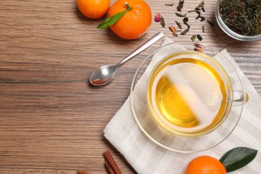 Düz kompozisyon, cam bardakta lezzetli çay ve ahşap masa. Metin için boşluk