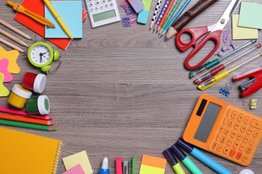 Tahta masadaki farklı okul kırtasiyesinin çerçevesi, düz. Metin için boşluk