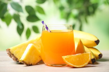 Lezzetli meyve suyu beyaz masada.