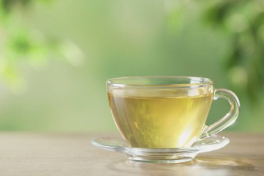 Masada bir bardak taze bitki çayı. Metin için boşluk