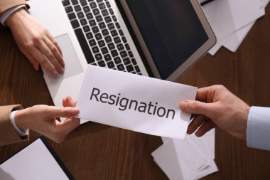 İşçi istifa mektubunu ofisteki patrona veriyor.