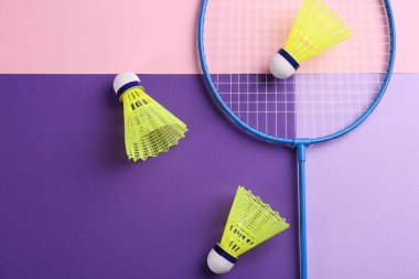 Badminton raketi ve renkli arka planda mekik horozları, düz yatış. Metin için boşluk