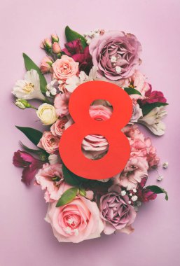 8 Mart 'ta menekşe arkaplanında güzel çiçekler olan tebrik kartı tasarımı. Uluslararası Kadınlar Günü