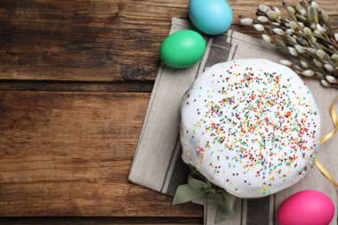 Paskalya pastası ve renkli yumurtalar ahşap masada, düz yerde. Metin için boşluk