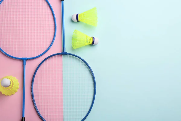 Badminton Rackets Shuttlecocks Kleur Achtergrond Plat Lay Ruimte Voor Tekst — Stockfoto