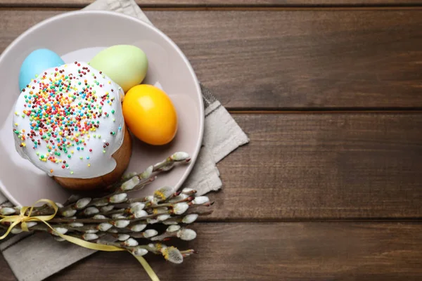 Traditional Easter Cake Pussy Willows Colorful Eggs Wooden Table Top — Zdjęcie stockowe