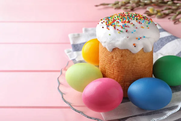 Tradycyjne Ciasto Wielkanocne Kolorowe Jajka Gałązki Wierzby Różowym Stole Zbliżenie — Zdjęcie stockowe