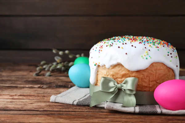 Ciasto Wielkanocne Kolorowe Jajka Drewnianym Stole Miejsce Tekst — Zdjęcie stockowe