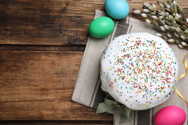 Ciasto Wielkanocne Kolorowe Jajka Drewnianym Stole Płaskie Nioski Miejsce Tekst — Zdjęcie stockowe