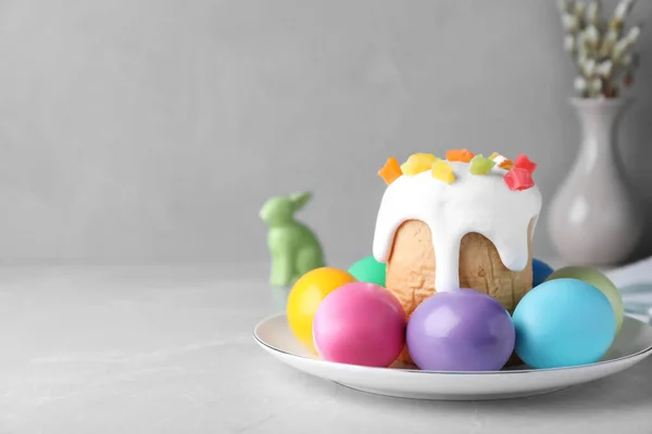 Piękne Ciasto Wielkanocne Malowane Jajka Jasnoszarym Marmurowym Stole Miejsce Tekst — Zdjęcie stockowe